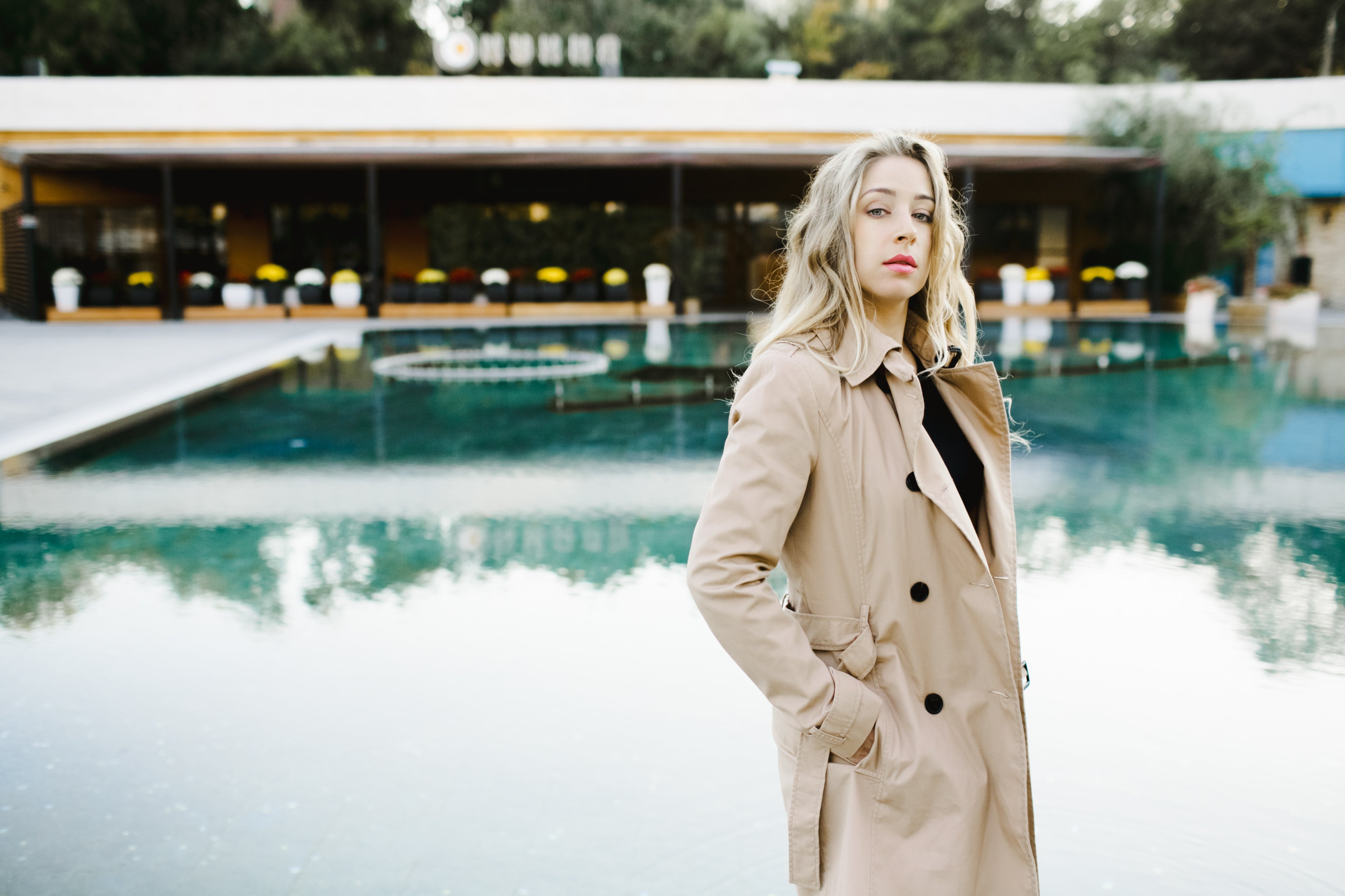 Le Trench Coat Élégant : L’Indispensable Mode pour une Allure Sophistiquée
